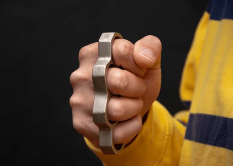 brass-knuckles-self-defence-1
